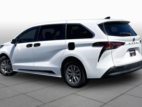 Certified 2022 Toyota Sienna LE FWD image 11