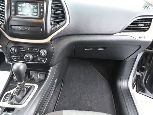 Used 2018 Jeep Cherokee Latitude w/ Safety Group image 45