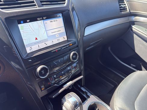 Used 2018 Ford Explorer XLT w/ Equipment Group 202A AWD/4WD image 22