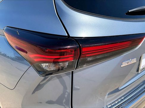 Used 2024 Toyota Highlander Platinum FWD image 29