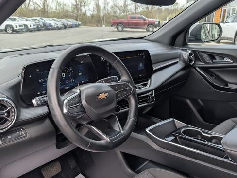 Used 2025 Chevrolet Equinox LT w/ Safety and Technology Package FWD image 17