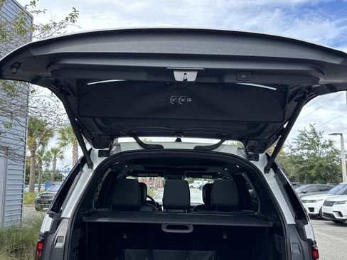 Certified 2025 Land Rover Discovery S image 12