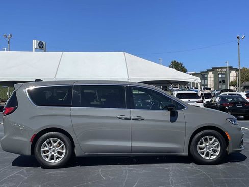 Used 2025 Chrysler Pacifica Select FWD image 8