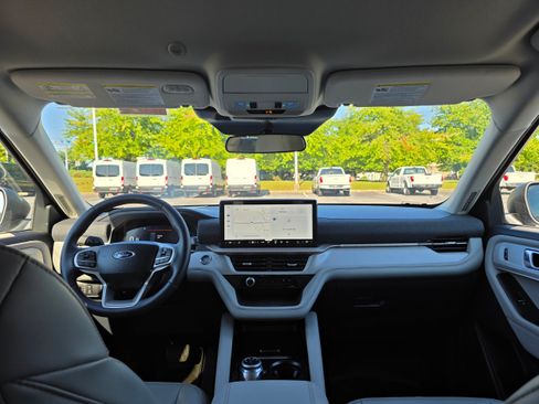 Used 2025 Ford Explorer Active w/ Active Comfort Package AWD/4WD image 11