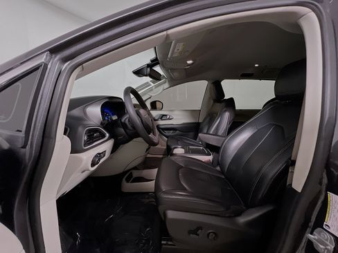 Used 2022 Chrysler Pacifica Touring-L image 15