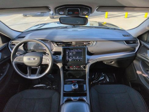 Used 2023 Jeep Grand Cherokee Laredo image 16