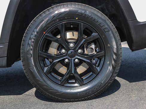 Used 2024 Jeep Grand Cherokee L Laredo image 8