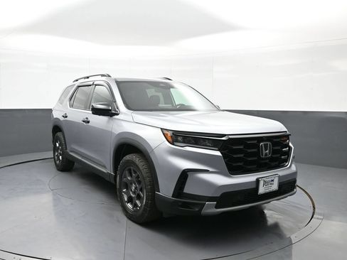 Used 2024 Honda Pilot TrailSport image 3