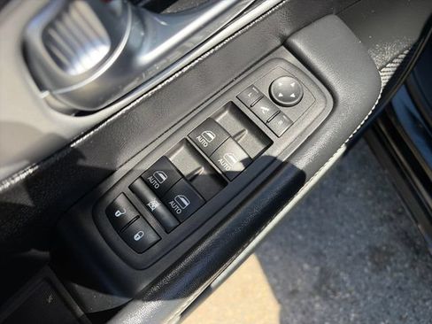 Used 2025 Chrysler Pacifica Limited FWD image 27