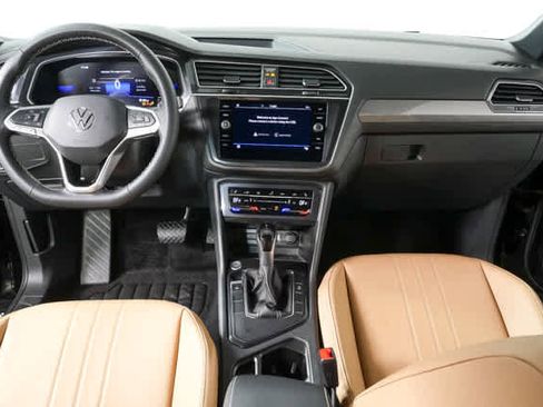 Certified 2024 Volkswagen Tiguan SE FWD image 19