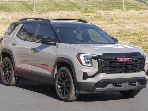 Used 2026 GMC Terrain Elevation w/ Elevation Premium Package image 2