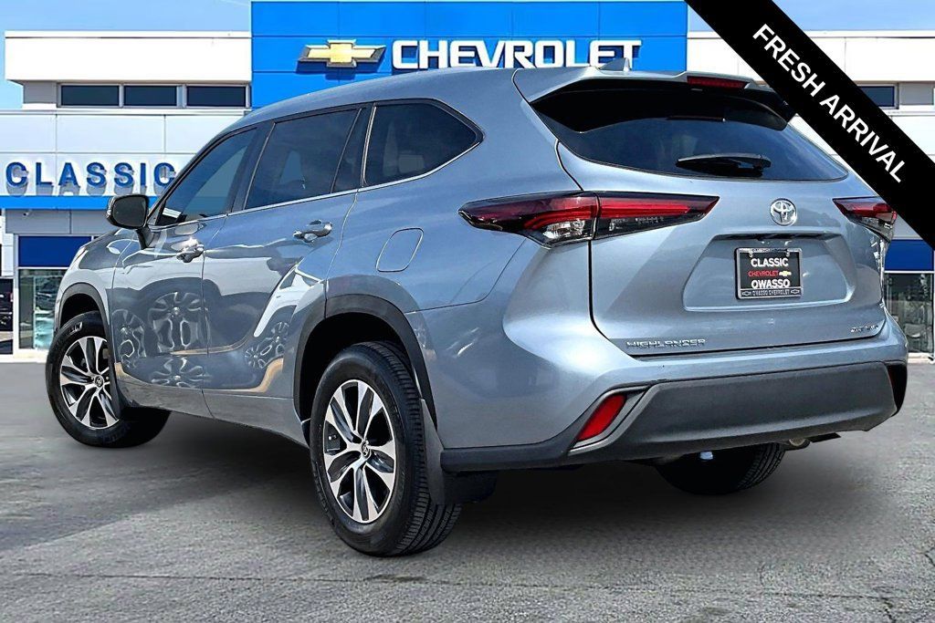 Used 2024 Toyota Highlander XLE AWD/4WD image 3
