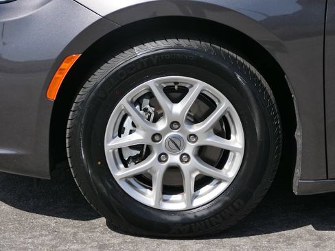 Used 2023 Chrysler Pacifica Touring-L FWD image 10