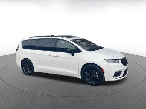 Used 2025 Chrysler Pacifica Limited image 2