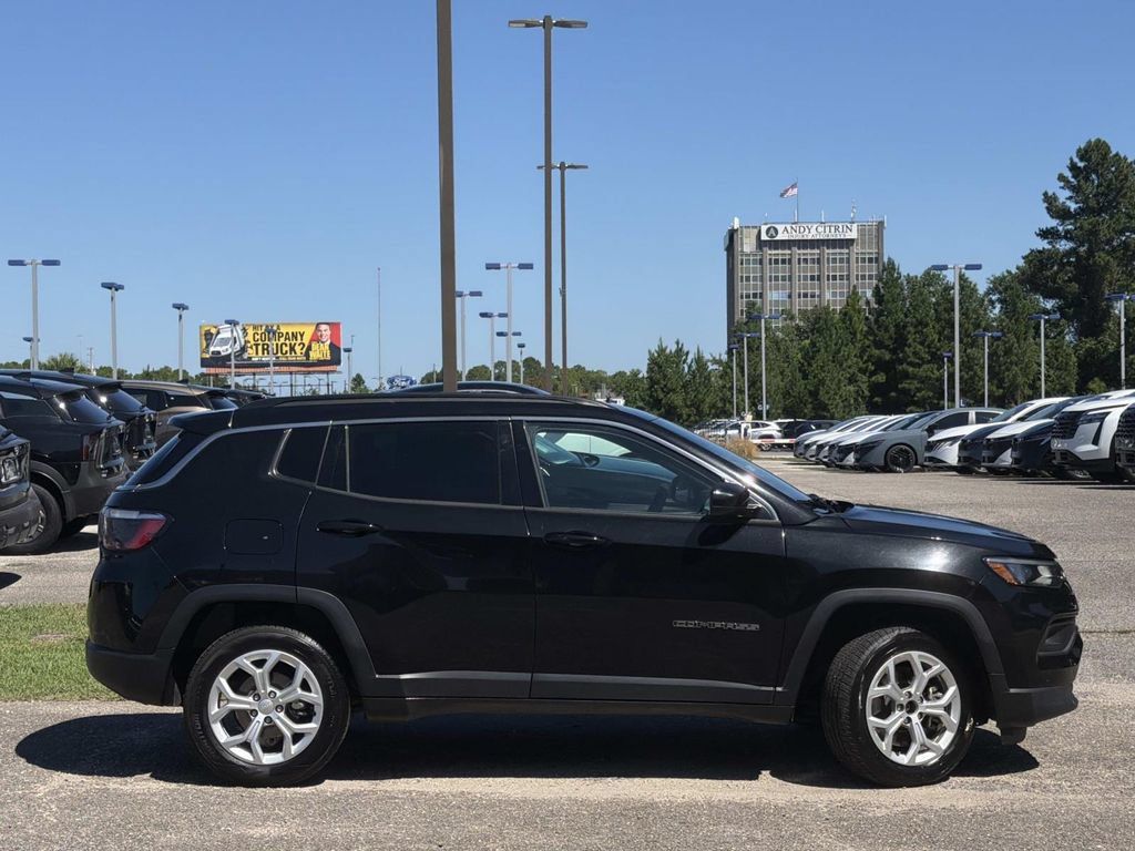 Used 2024 Jeep Compass Latitude AWD/4WD image 3