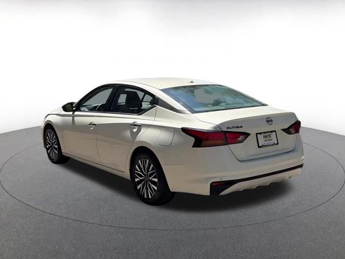 Used 2025 Nissan Altima 2.5 SV FWD image 11