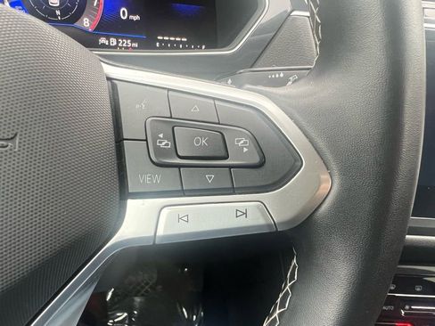 Used 2024 Volkswagen Tiguan SE image 33