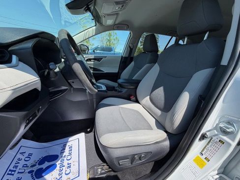 Used 2021 Toyota RAV4 XLE image 12