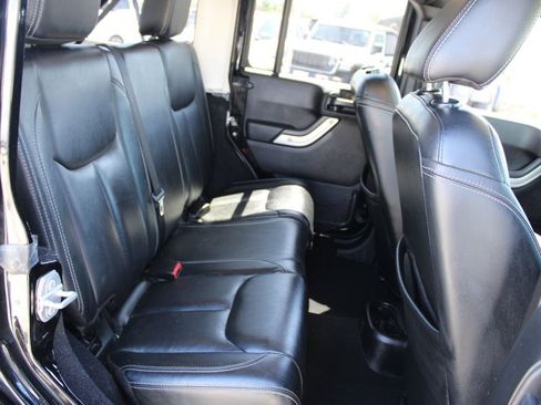 Used 2015 Jeep Wrangler Unlimited Sahara AWD/4WD image 11