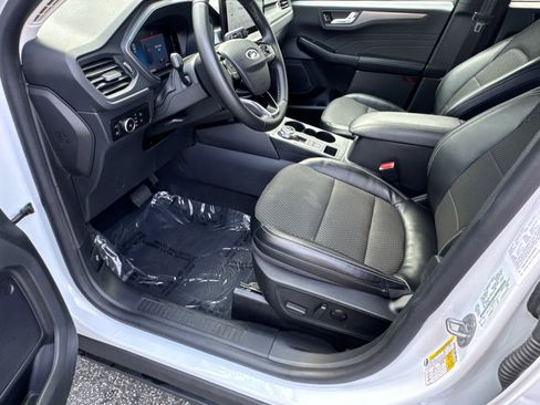 Used 2023 Ford Escape SE image 9