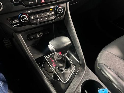 Used 2018 Kia Niro EX image 29