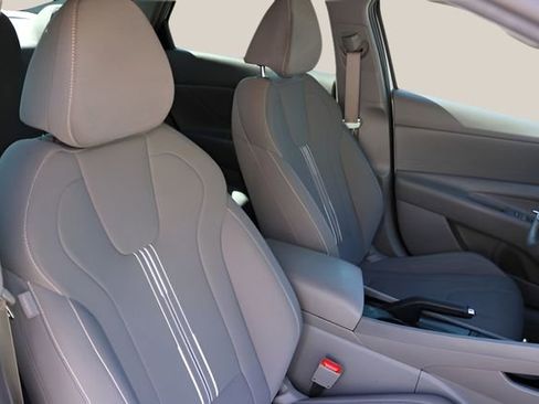 Used 2024 Hyundai Elantra SEL image 17