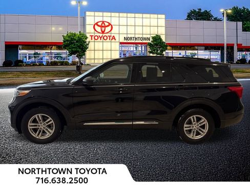 Used 2022 Ford Explorer XLT w/ Equipment Group 202A image 2