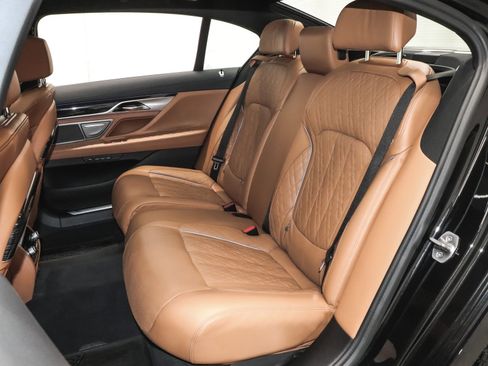 Used 2022 BMW 750i xDrive w/ Luxury Rear Seating Package image 25