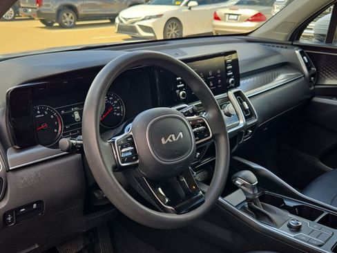 Used 2023 Kia Sorento LX FWD image 9