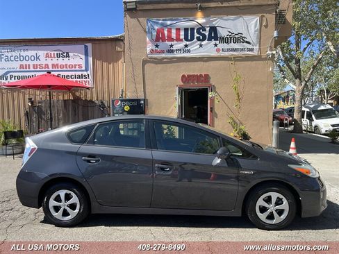 Used 2015 Toyota Prius Two image 1
