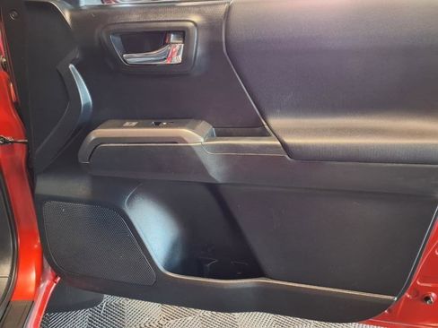 Used 2016 Toyota Tacoma TRD Sport image 13