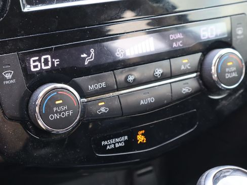 Used 2019 Nissan Rogue SV w/ Premium Package FWD image 24