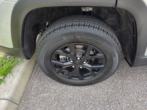 Used 2025 Jeep Grand Cherokee Altitude AWD/4WD image 7