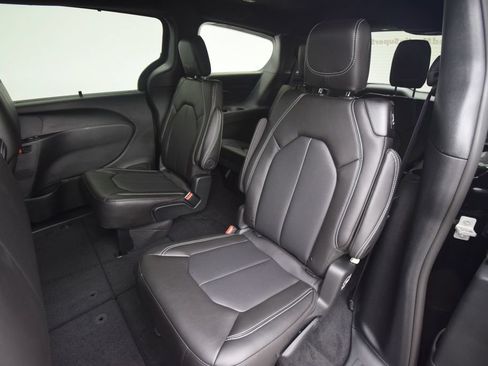 New 2027 Chrysler Pacifica Select AWD/4WD image 32
