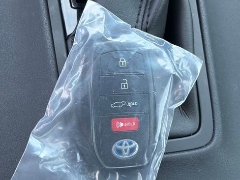 Used 2022 Toyota Venza LE AWD/4WD image 15
