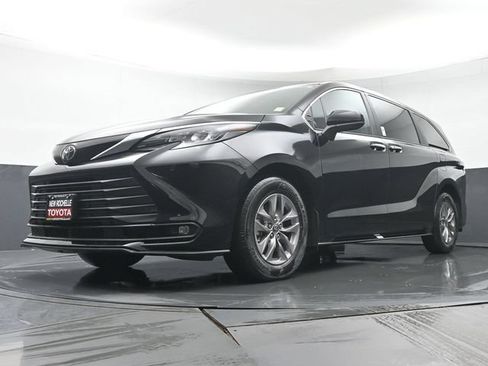 Used 2026 Toyota Sienna XLE AWD/4WD image 32