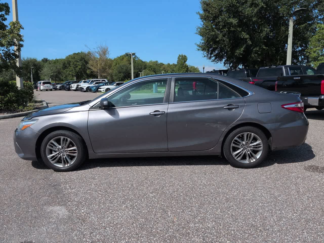 Used 2017 Toyota Camry SE FWD image 3