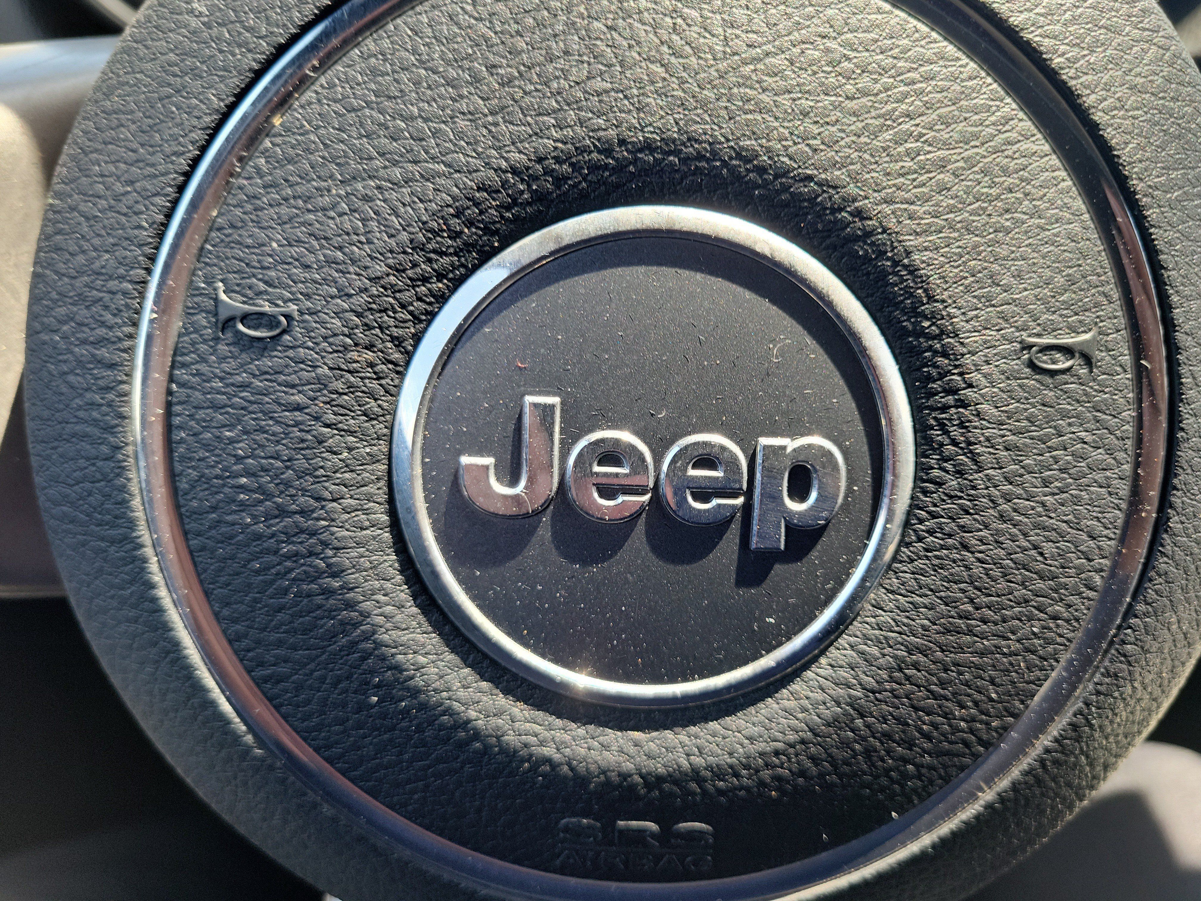 Used 2013 Jeep Grand Cherokee Laredo w/ Laredo E Group AWD/4WD image 30