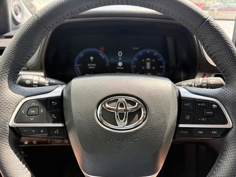 Used 2025 Toyota Sienna Platinum FWD image 17