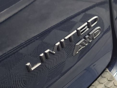 Used 2025 Chrysler Pacifica Limited AWD/4WD image 11