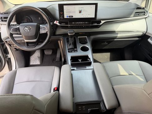 Used 2025 Toyota Sienna XLE FWD image 23