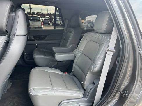 Used 2018 Lincoln Navigator Select AWD/4WD image 11