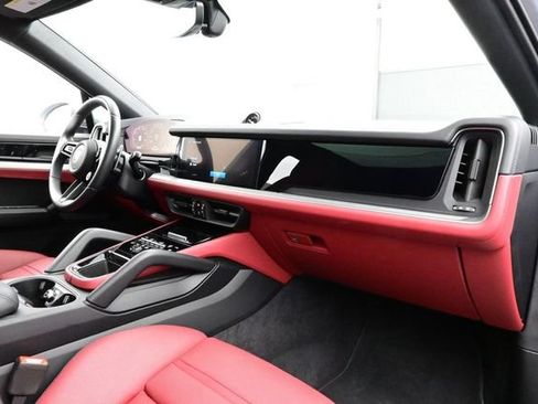 Certified 2025 Porsche Cayenne Coupe AWD/4WD image 19