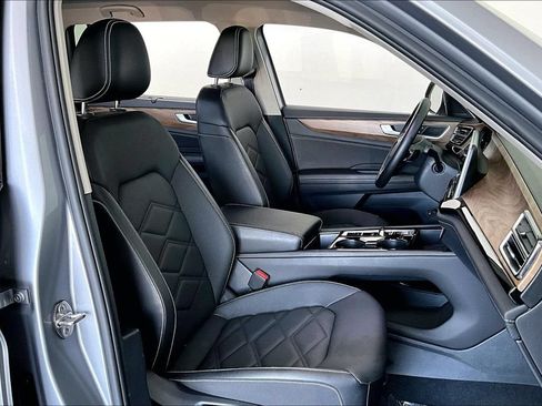Used 2025 Volkswagen Atlas SE FWD image 9