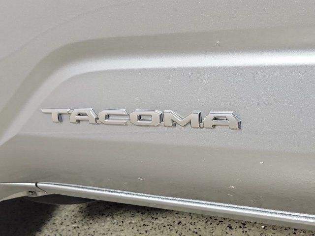 Used 2025 Toyota Tacoma SR5 AWD/4WD image 9
