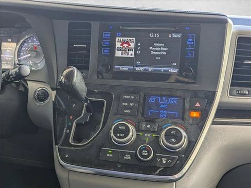 Used 2015 Toyota Sienna XLE FWD image 11
