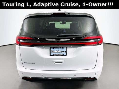 Used 2024 Chrysler Pacifica Touring-L image 7