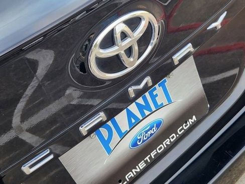 Used 2022 Toyota Camry SE image 11