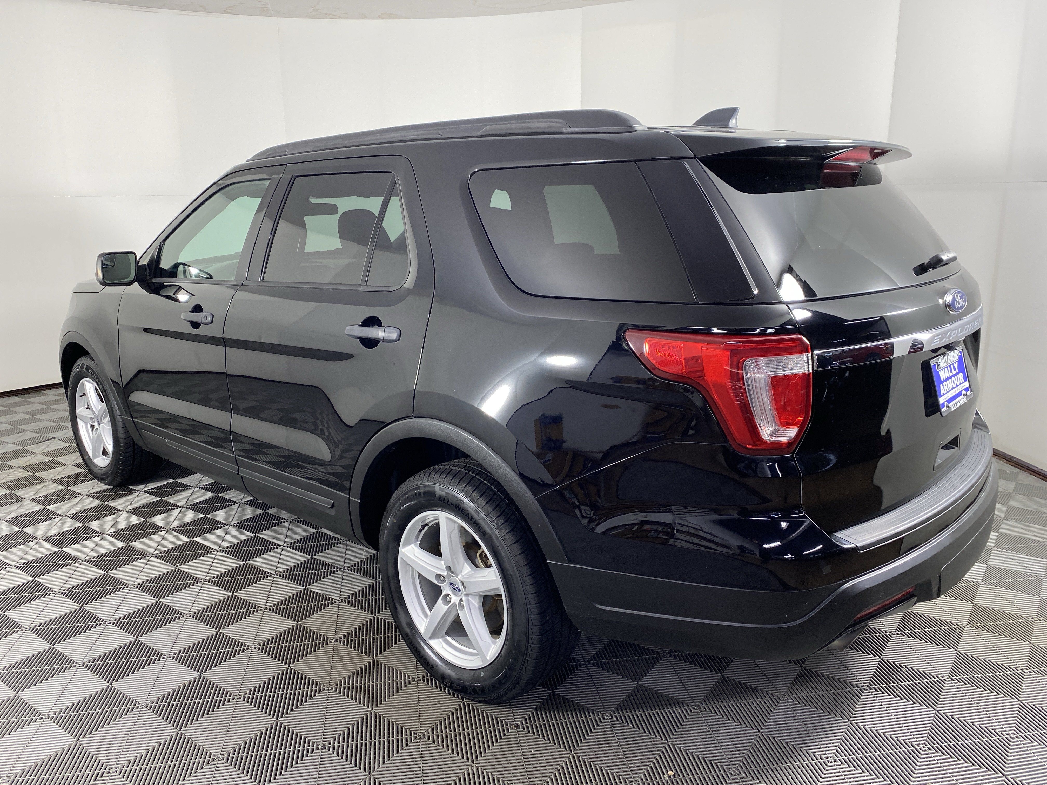 Used 2018 Ford Explorer 4WD w/ Class II Trailer Tow Package image 8