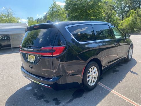 Used 2023 Chrysler Pacifica Touring-L FWD image 6